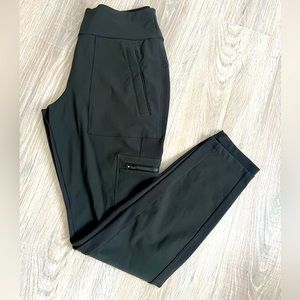 Athleta Headlands Hybrid Cargo legging/pant. Size 6.